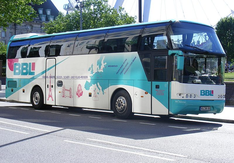 Autobús turístico BBL estacionado en la ciudad.